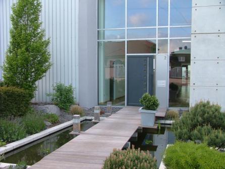 reprsentativ gstalteter Firmeneingang