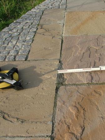 Mängel im Plattenbelag einer Terrasse