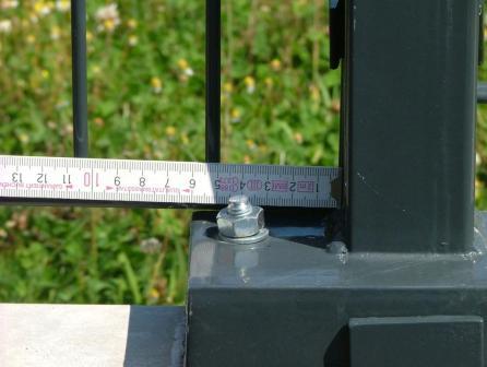 Mangelhaft ausgeführte Befestigung eines Doppelstabgitterzauns auf Betonwinkelstützelementen