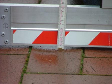 Wie groß dürfen nach DIN 18318  Unebenheiten in einem Pflasterbelag aus Klinkern sein? Messungen auf einer Terrasse